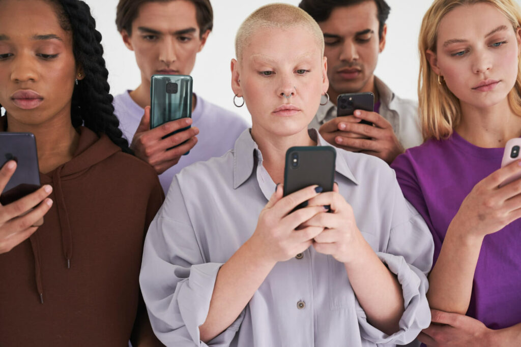 cum ne afecteaza social media